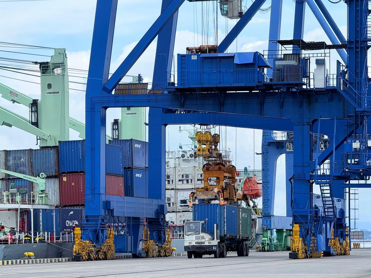 Aktivitas bongkar muat petikemas di PT Kaltim Kariangau Terminal menggunakan alat modern side loader di Balikpapan.
