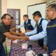 Perwakilan Otorita IKN berdialog dan berjabat tangan dengan warga saat rembuk penataan drainase Koridor Sepaku di Desa Sukaraja