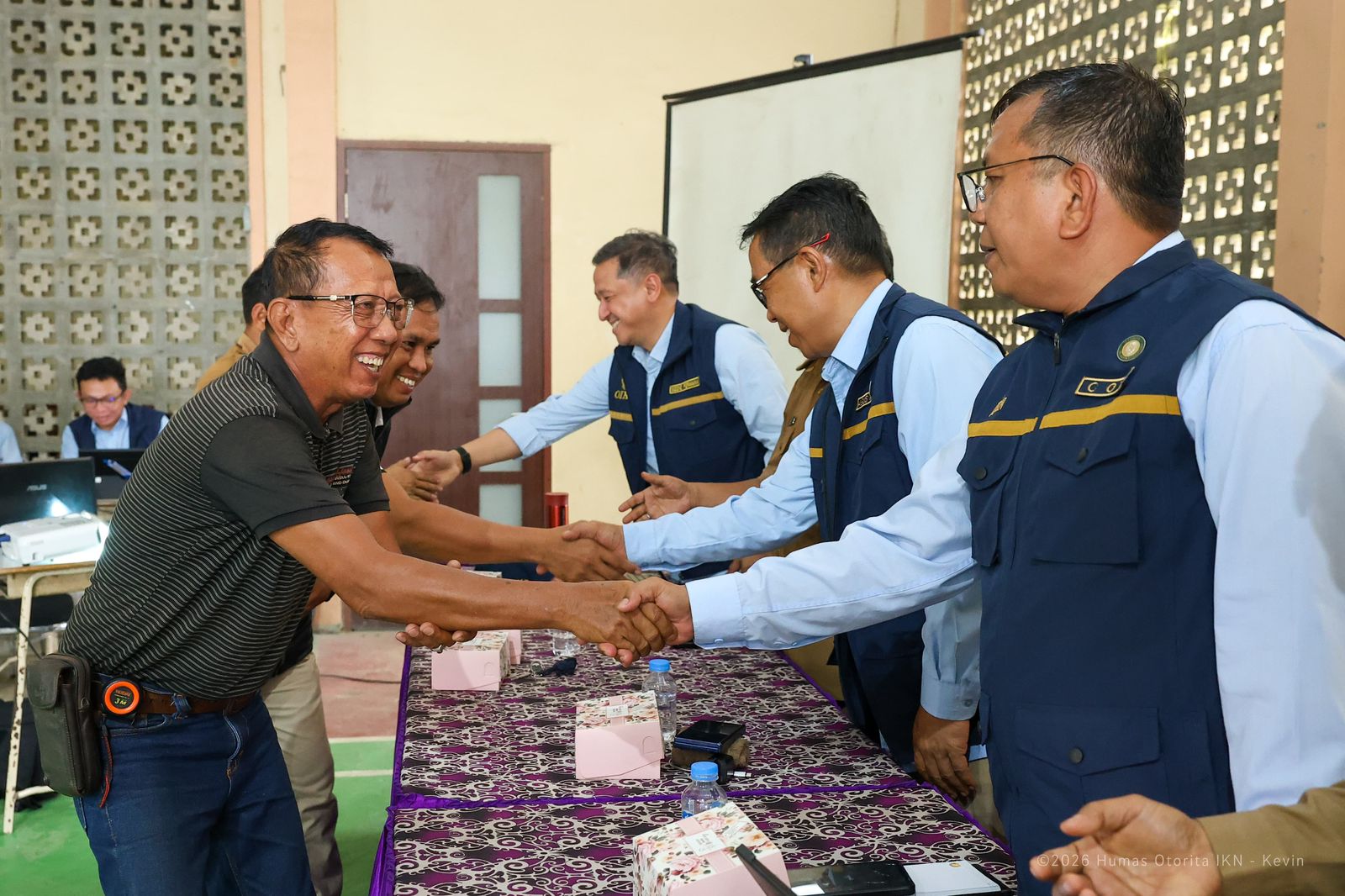 Perwakilan Otorita IKN berdialog dan berjabat tangan dengan warga saat rembuk penataan drainase Koridor Sepaku di Desa Sukaraja