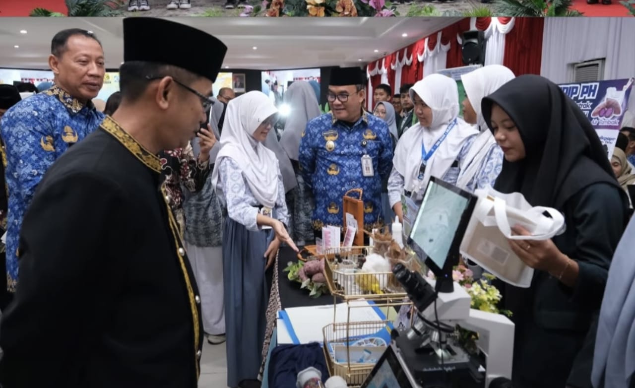 Wali Kota Balikpapan Rahmad Mas’ud meninjau hasil kreativitas dan inovasi pelajar dalam ajang Krenova 2026 di Balikpapan.