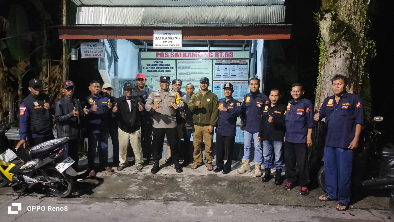 Patroli gabungan pilar Kelurahan Graha Indah bersama Bhabinkamtibmas dan FKPM saat mengunjungi poskamling di Balikpapan.