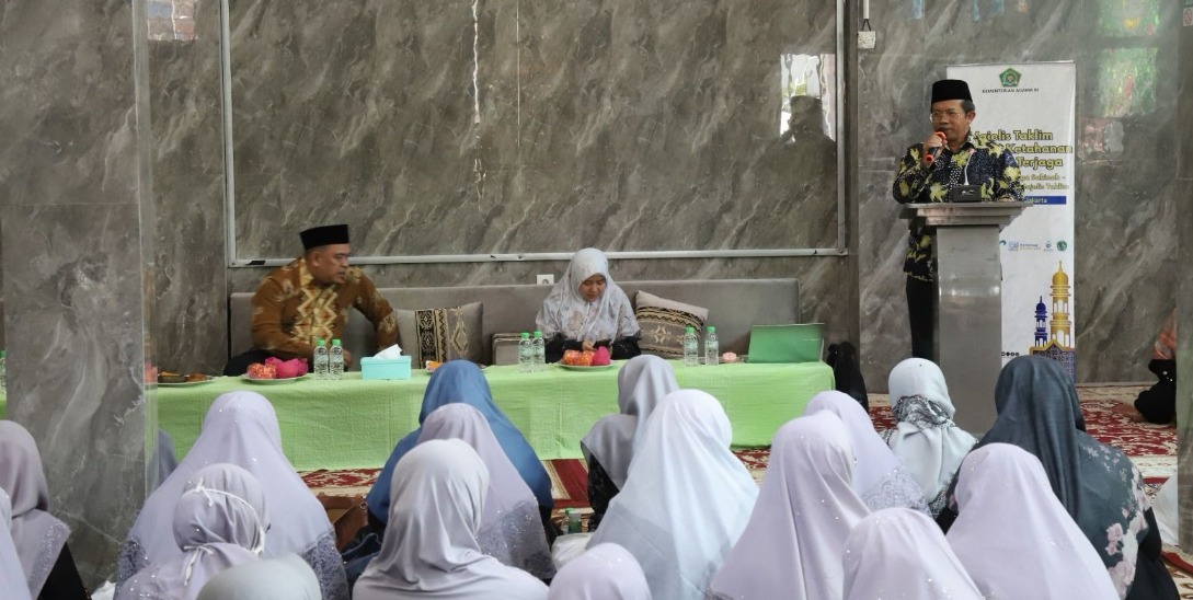 Direktur Penerangan Agama Islam Kemenag Muchlis M. Hanafi memberikan sambutan dalam kegiatan penguatan keluarga berbasis majelis taklim di Jakarta Timur.