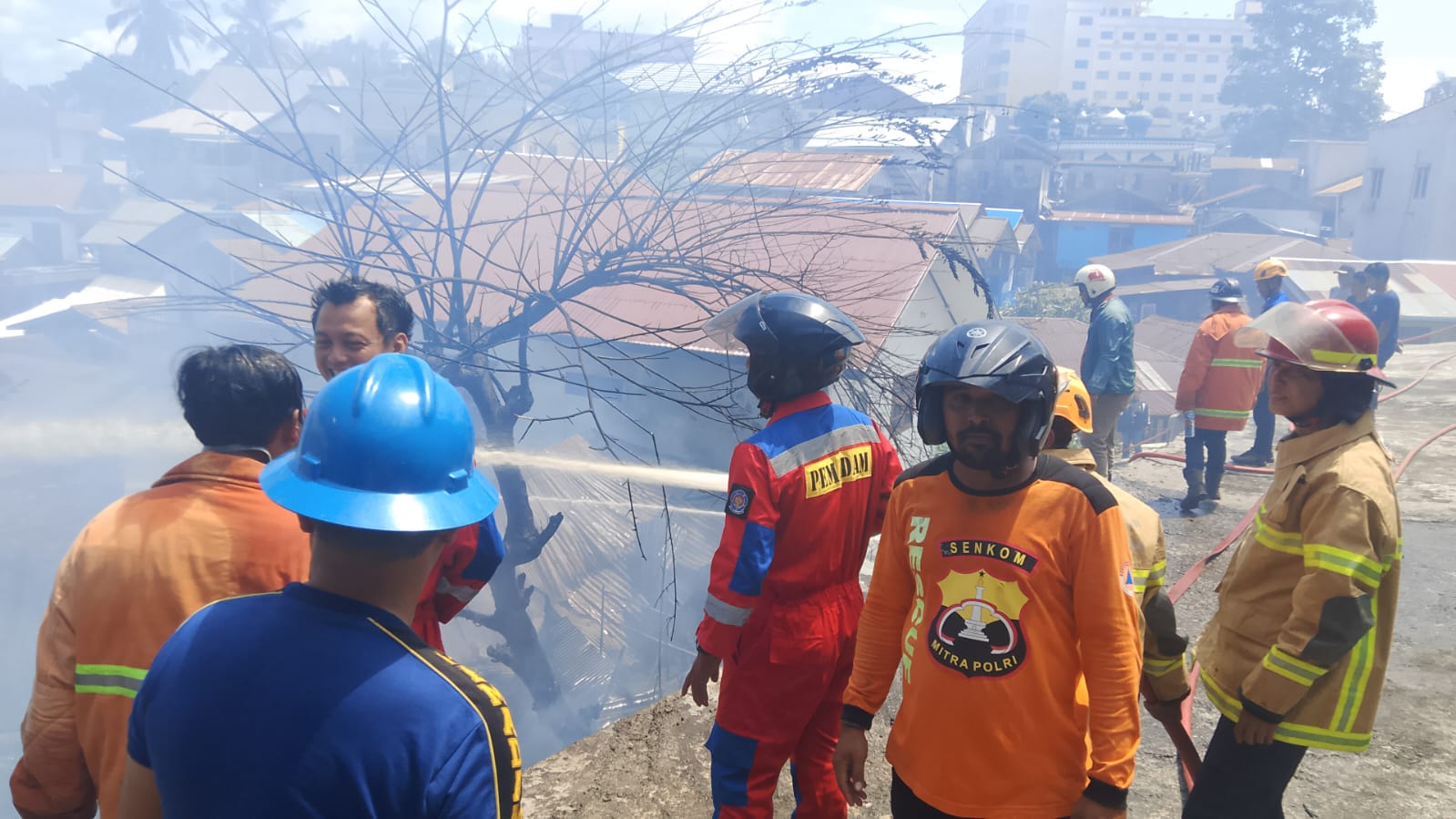 Petugas pemadam kebakaran memadamkan api di permukiman padat Klandasan Ulu Balikpapan