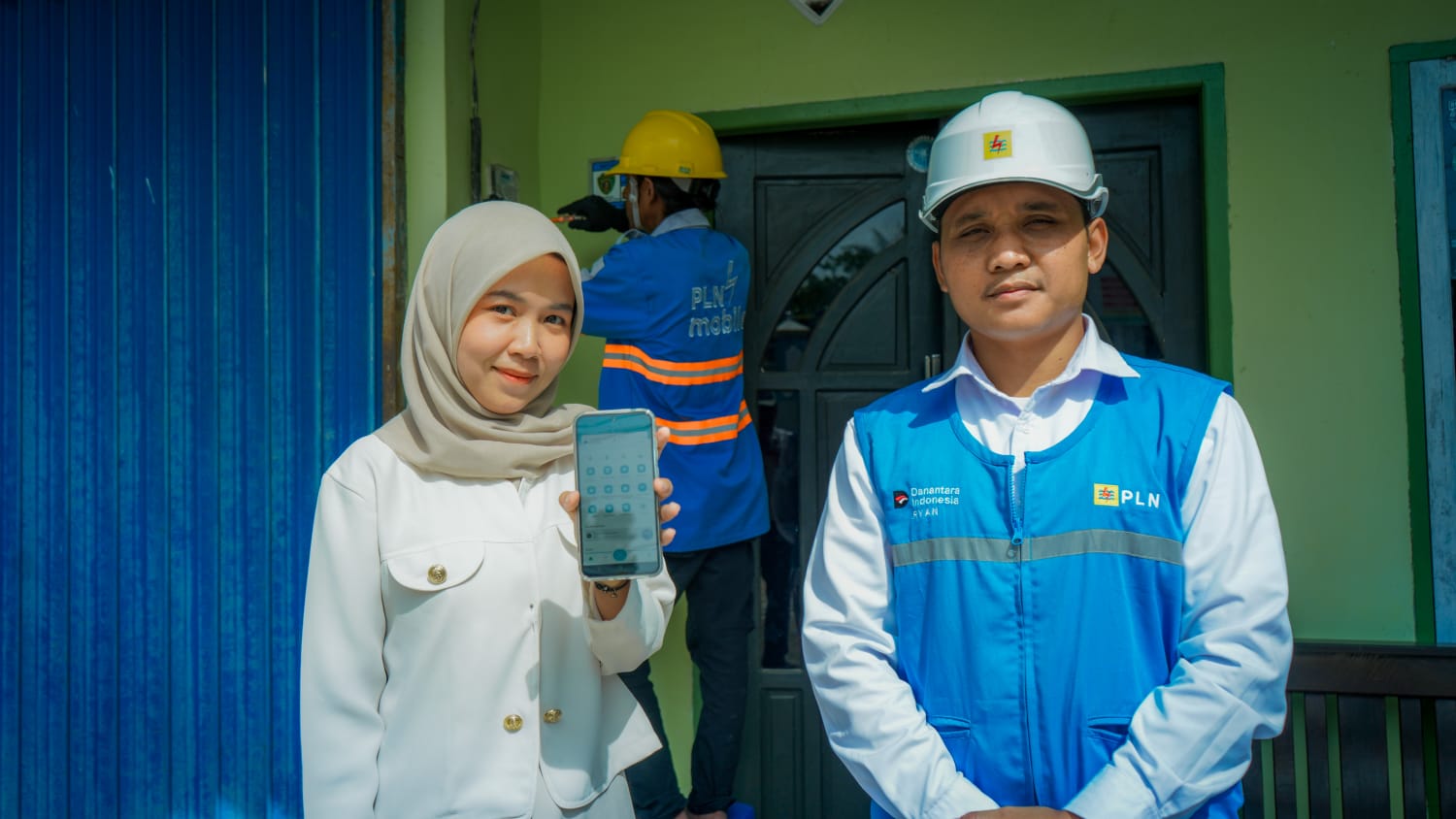 Petugas PLN menunjukkan aplikasi PLN Mobile dalam promo tambah daya listrik diskon 50 persen