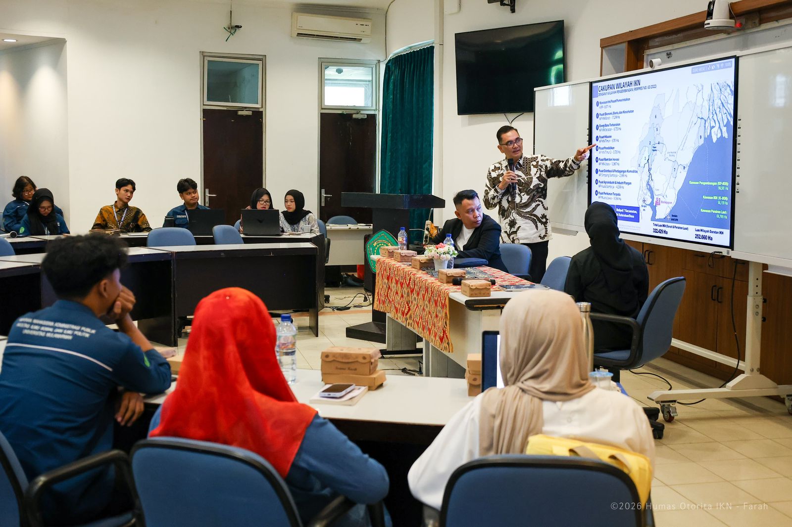 Juru Bicara Otorita IKN Troy Pantouw memaparkan keberlanjutan pembangunan Nusantara dalam seminar nasional di Universitas Mulawarman Samarinda.