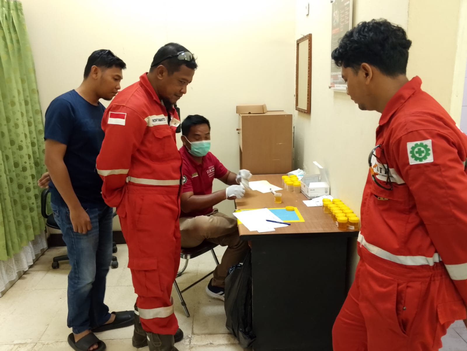 Petugas medis melakukan sidak narkoba terhadap pekerja dan mitra kerja PT Pertamina EP Bunyu Field