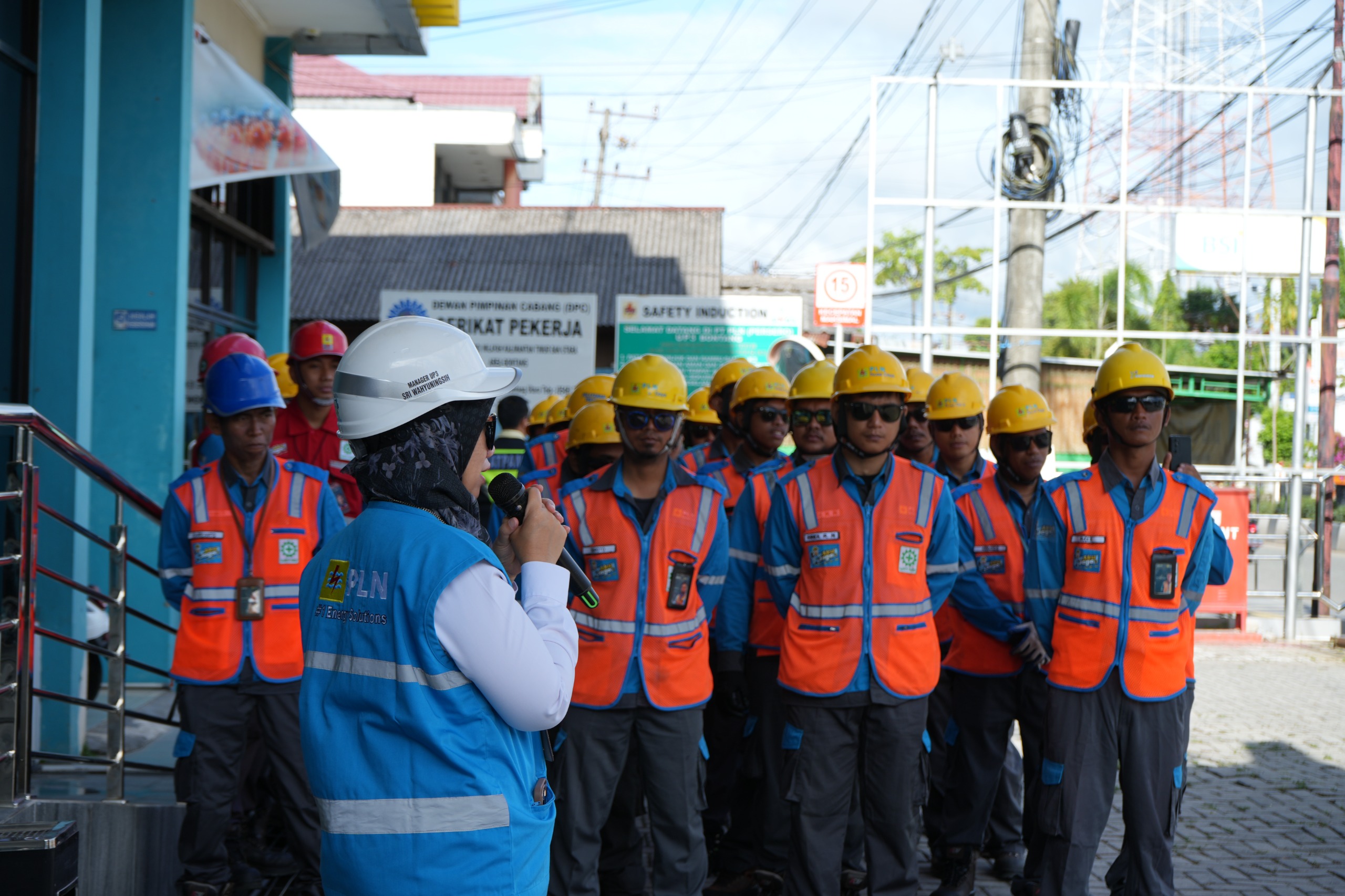 Petugas PLN UID Kaltimra mengikuti apel siaga pengamanan pasokan listrik Iduladha 1447 H di Balikpapan