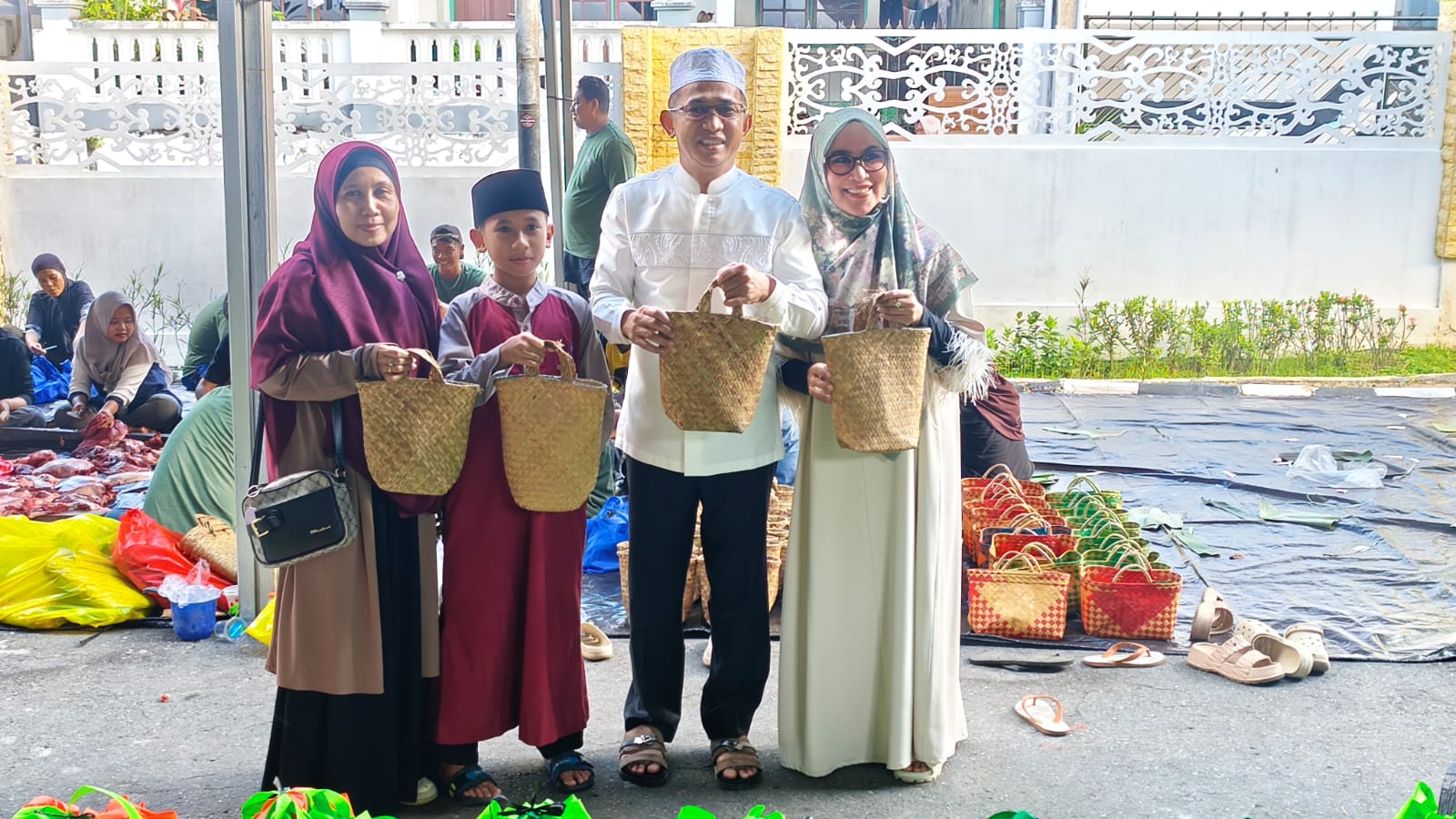 Wali Kota Balikpapan Rahmad Mas’ud bersama keluarga menyerahkan daging kurban kepada warga di Rumah Jabatan Wali Kota Balikpapan