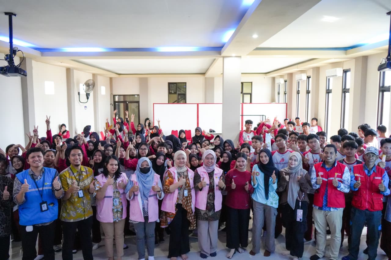 PLN UID Kaltimra memberikan edukasi keselamatan ketenagalistrikan kepada pelajar SMK Putra Bangsa Bontang