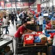 Aktivitas pekerja memproses pesanan di gudang marketplace terkait implementasi PMK 37/2025 tentang pemungutan PPh Pasal 22.