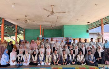 Mahasiswa KKN UIN Sunan Kalijaga bersama Camat Gandapura, Keuchik Alue Mangki, perangkat desa, dan masyarakat usai acara serah terima KKN di Balai Desa Alue Mangki.