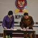 Ketua KPPU M. Fanshurullah Asa dan Ketua Dewan Komisioner OJK Friderica Widyasari Dewi menandatangani Nota Kesepahaman di Kantor KPPU, Jakarta.