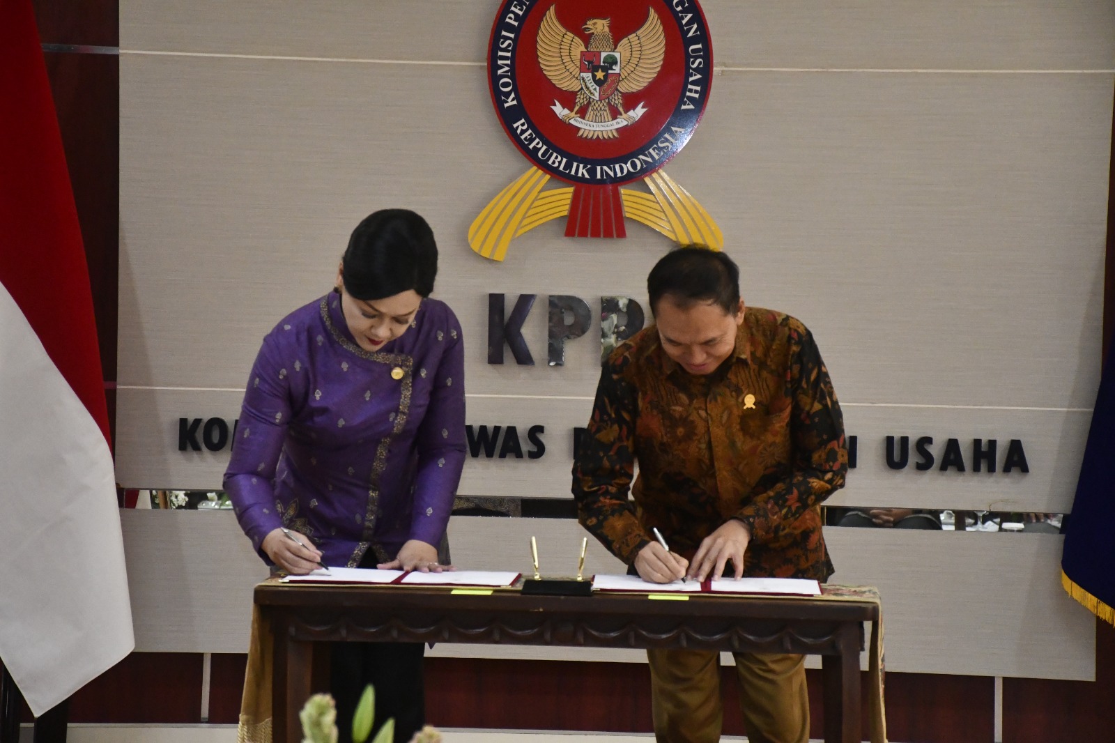 Ketua KPPU M. Fanshurullah Asa dan Ketua Dewan Komisioner OJK Friderica Widyasari Dewi menandatangani Nota Kesepahaman di Kantor KPPU, Jakarta.