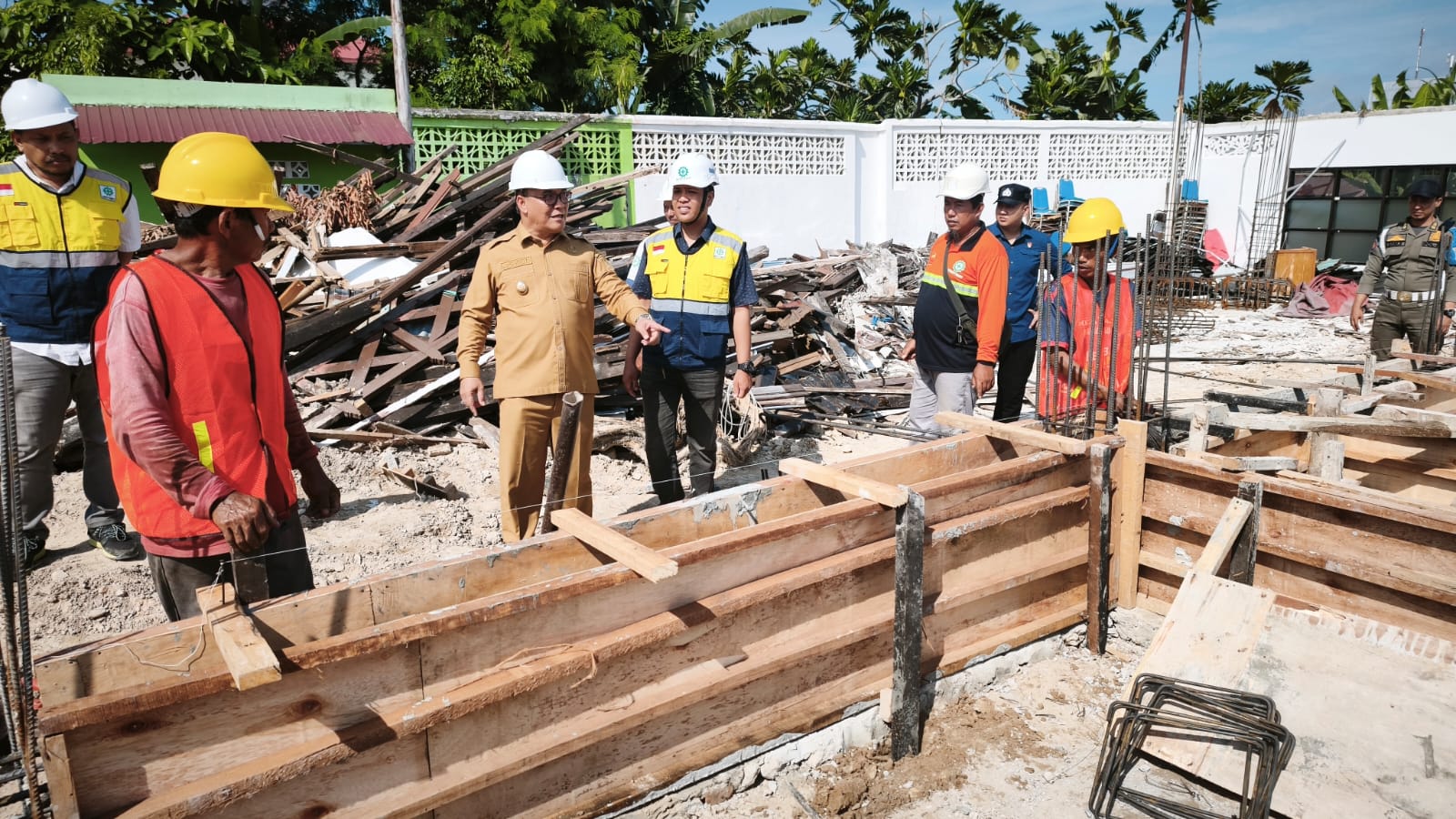 Wakil Wali Kota Balikpapan Bagus Susetyo meninjau progres pembangunan rumah jabatan di Jalan Ars Muhammad bersama jajaran pemerintah dan pelaksana proyek.