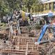 Pekerjaan perbaikan jalan longsor di Jalan Syafrudin Yoes Balikpapan menggunakan konstruksi fondasi permanen dengan truk mixer beton.