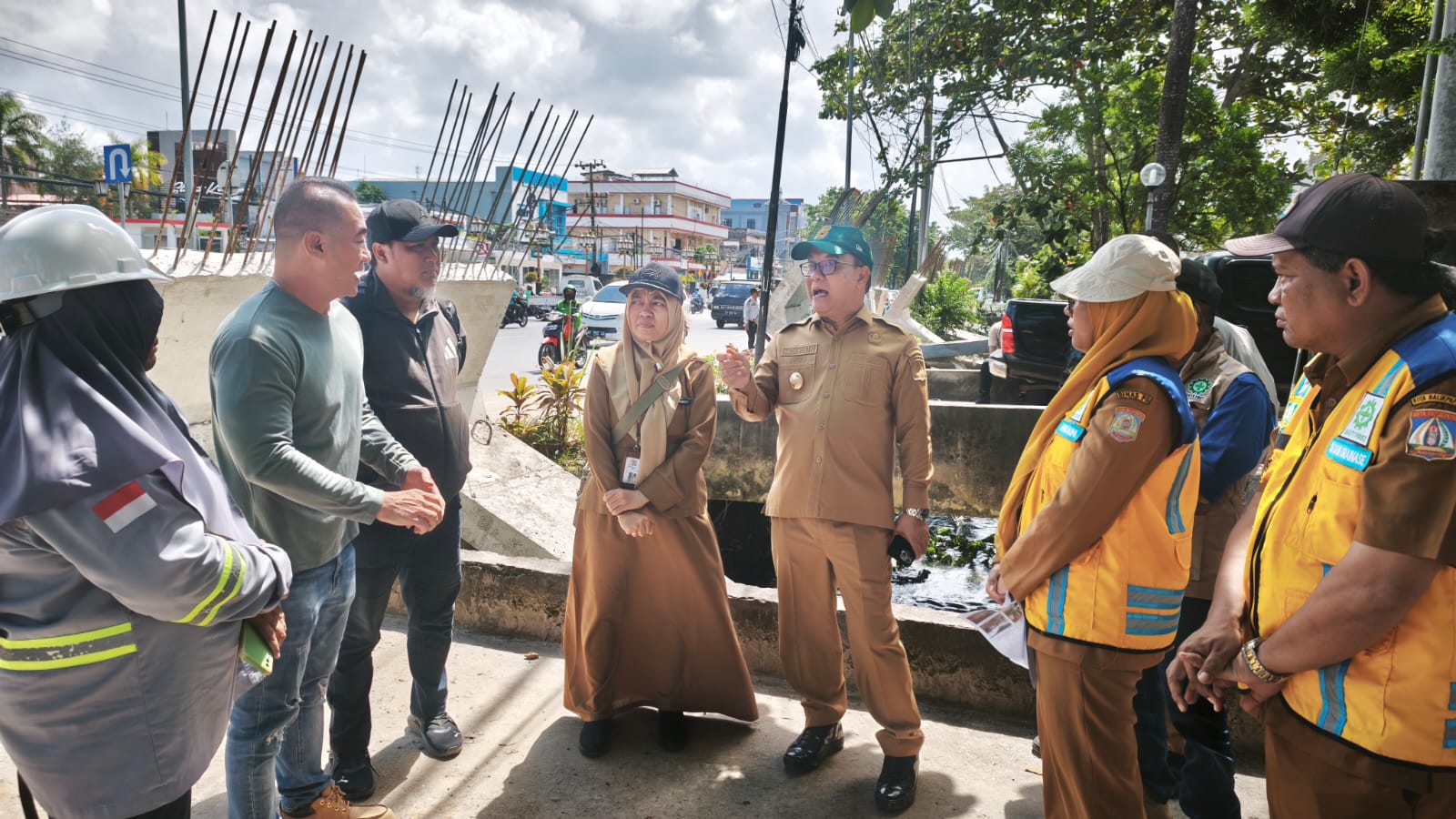 Wakil Wali Kota Balikpapan Bagus Susetyo meninjau proyek pembangunan drainase dan pedestrian di Jalan MT Haryono bersama jajaran pemerintah dan kontraktor.