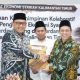Seno Aji menerima dokumen usai ditetapkan sebagai Ketua Masyarakat Ekonomi Syariah Kalimantan Timur periode 1447–1452 Hijriah.