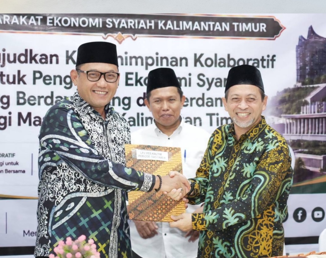 Seno Aji menerima dokumen usai ditetapkan sebagai Ketua Masyarakat Ekonomi Syariah Kalimantan Timur periode 1447–1452 Hijriah.