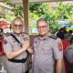 Kabid Humas Polda Kaltim Kombes Pol Tedy Sopiandi berjabat tangan usai serah terima jabatan di Gedung Mahakam Polda Kaltim, Balikpapan.