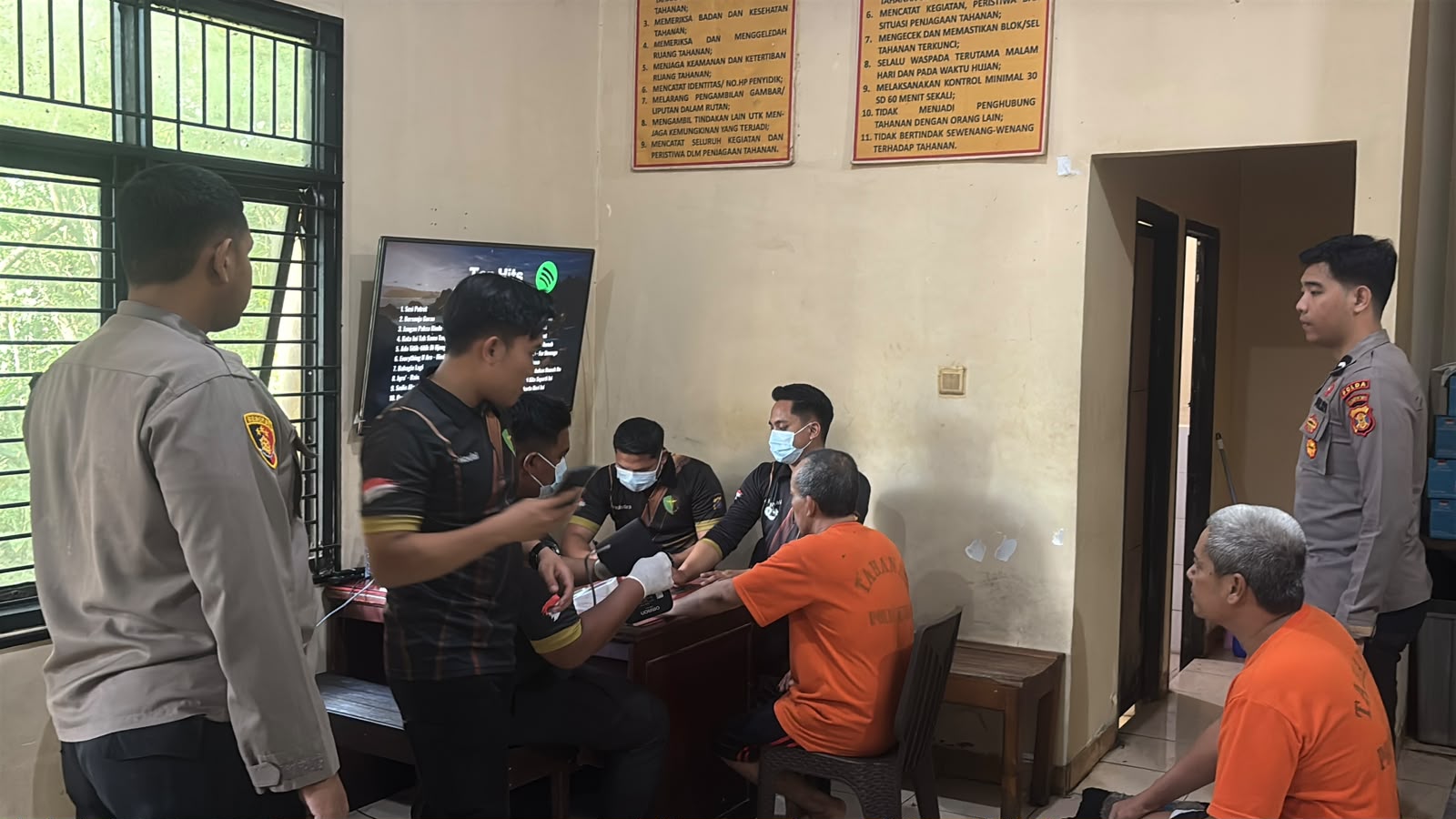 Petugas Biddokkes Polda Kaltim memeriksa kesehatan tahanan di Rutan Mapolda Kaltim dengan pengawalan personel Dit Tahti.