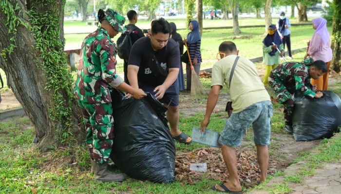 350 Peserta Gotong Royong Bersihkan Lapangan Merdeka Sambut HUT Kodam VI/Mulawarman