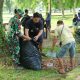 Personel TNI bersama masyarakat bergotong royong membersihkan Lapangan Merdeka Balikpapan dalam Karya Bakti HUT ke-68 Kodam VI/Mulawarman.