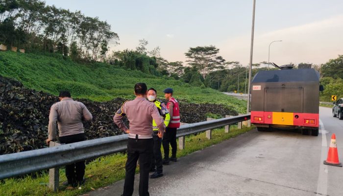 Kebakaran Lahan Balikpapan Utara Berhasil Dipadamkan, Brimob Respon Cepat Laporan Warga