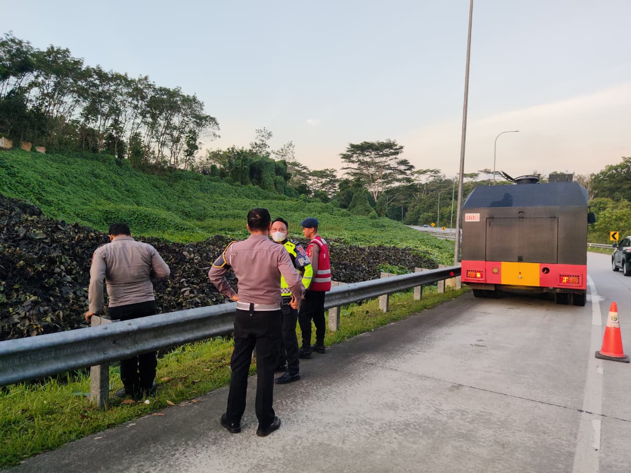 Personel Satbrimob Polda Kaltim melakukan penanganan kebakaran lahan di Jalan Pulau Balang Km 13, Balikpapan Utara, dekat Tol Balikpapan–Samarinda.