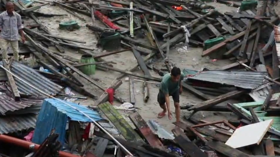 Warga mengevakuasi puing-puing rumah yang roboh akibat gelombang pasang di RT 09 Kelurahan Klandasan Ulu, Balikpapan, Jumat (10/7/2026).