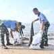 Personel Lanud Dhomber bersama peserta Gerakan Indonesia ASRI membersihkan sampah di Pantai Bandara Sepinggan, Balikpapan.