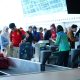 Penumpang mengantre di area pemeriksaan keamanan Bandara Internasional SAMS Sepinggan Balikpapan pada Semester I 2026.