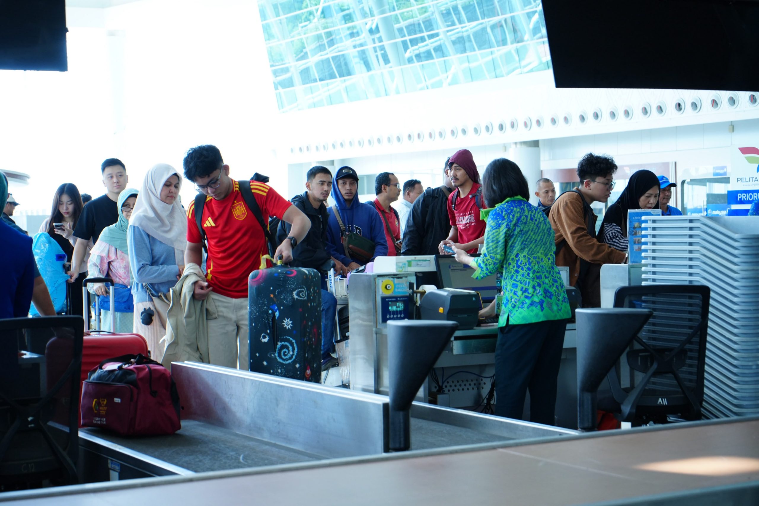 Penumpang mengantre di area pemeriksaan keamanan Bandara Internasional SAMS Sepinggan Balikpapan pada Semester I 2026.