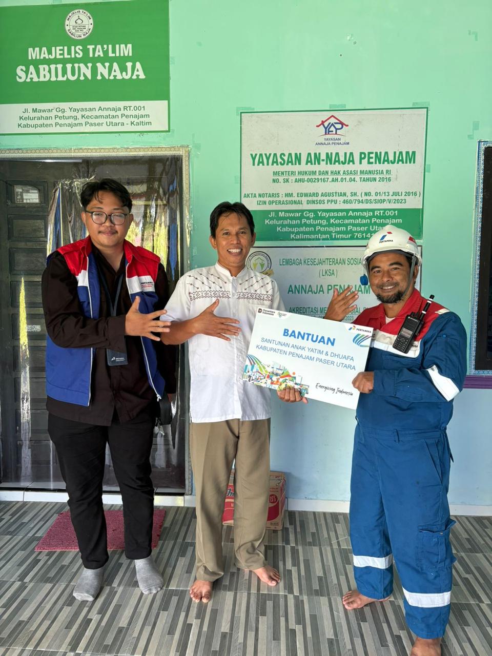 Perwakilan PT Pertamina Patra Niaga Kilang Balikpapan menyerahkan bantuan Program Pertamina Berkah kepada Yayasan An-Naja Penajam di Kabupaten Penajam Paser Utara.