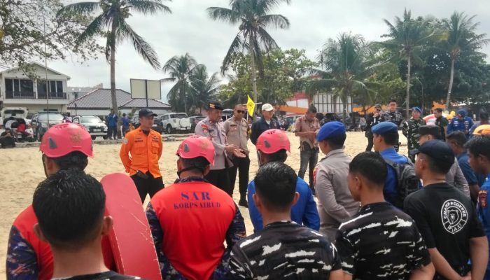 Brimob Bantu Pencarian Anak Tenggelam di Pantai Kemala Balikpapan