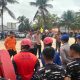 Tim gabungan yang melibatkan Brimob Polda Kaltim mengikuti apel sebelum pencarian anak tenggelam di Pantai Kemala, Balikpapan.