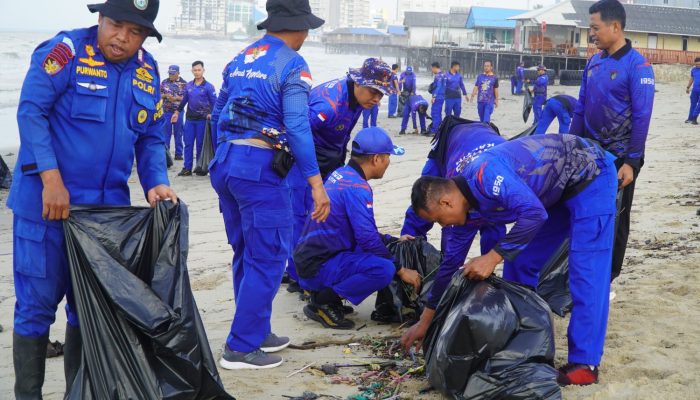 Ditpolairud Polda Kaltim Gelar Aksi Bersih Pantai di Balikpapan