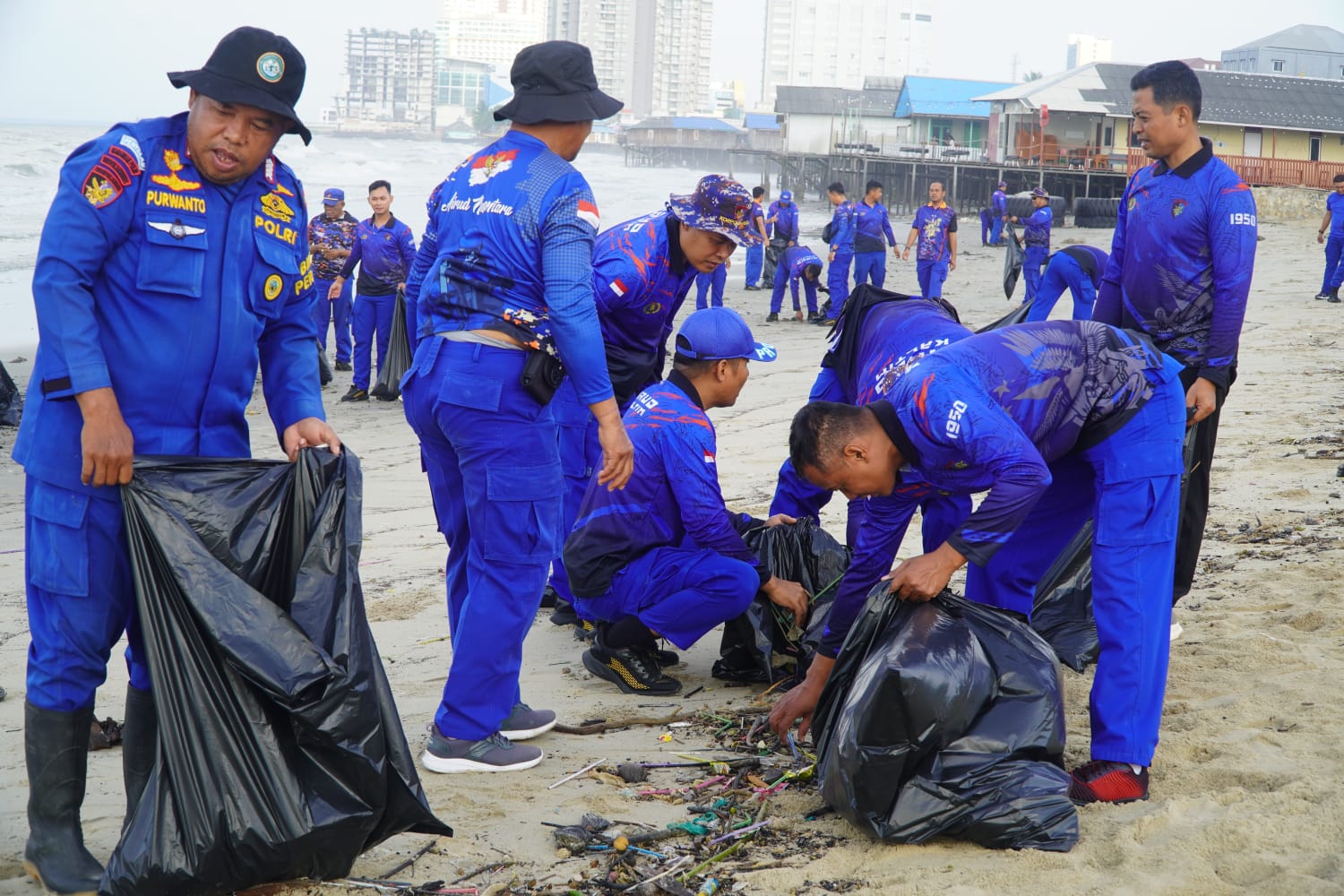 Personel Ditpolairud Polda Kaltim mengumpulkan sampah saat aksi Bersih Pantai di kawasan Pantai sekitar Hotel Dusit (La Grandeur), Balikpapan.