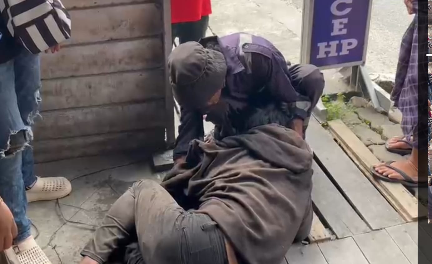 Petugas Satpol PP Kota Balikpapan mengamankan seorang pengamen saat penertiban di Traffic Light Perumnas, Balikpapan Utara.