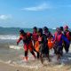 Tim SAR gabungan mengevakuasi jasad bocah yang terseret arus di Pantai Kemala Beach, Balikpapan.