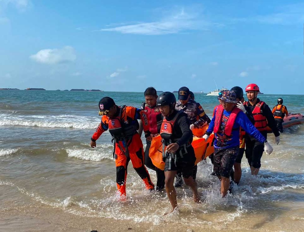 Tim SAR gabungan mengevakuasi jasad bocah yang terseret arus di Pantai Kemala Beach, Balikpapan.