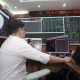 Petugas PLN memantau Sistem Interkoneksi Kalimantan dari ruang kontrol untuk memastikan pasokan listrik di Kalimantan Timur dan Kalimantan Utara kembali normal.