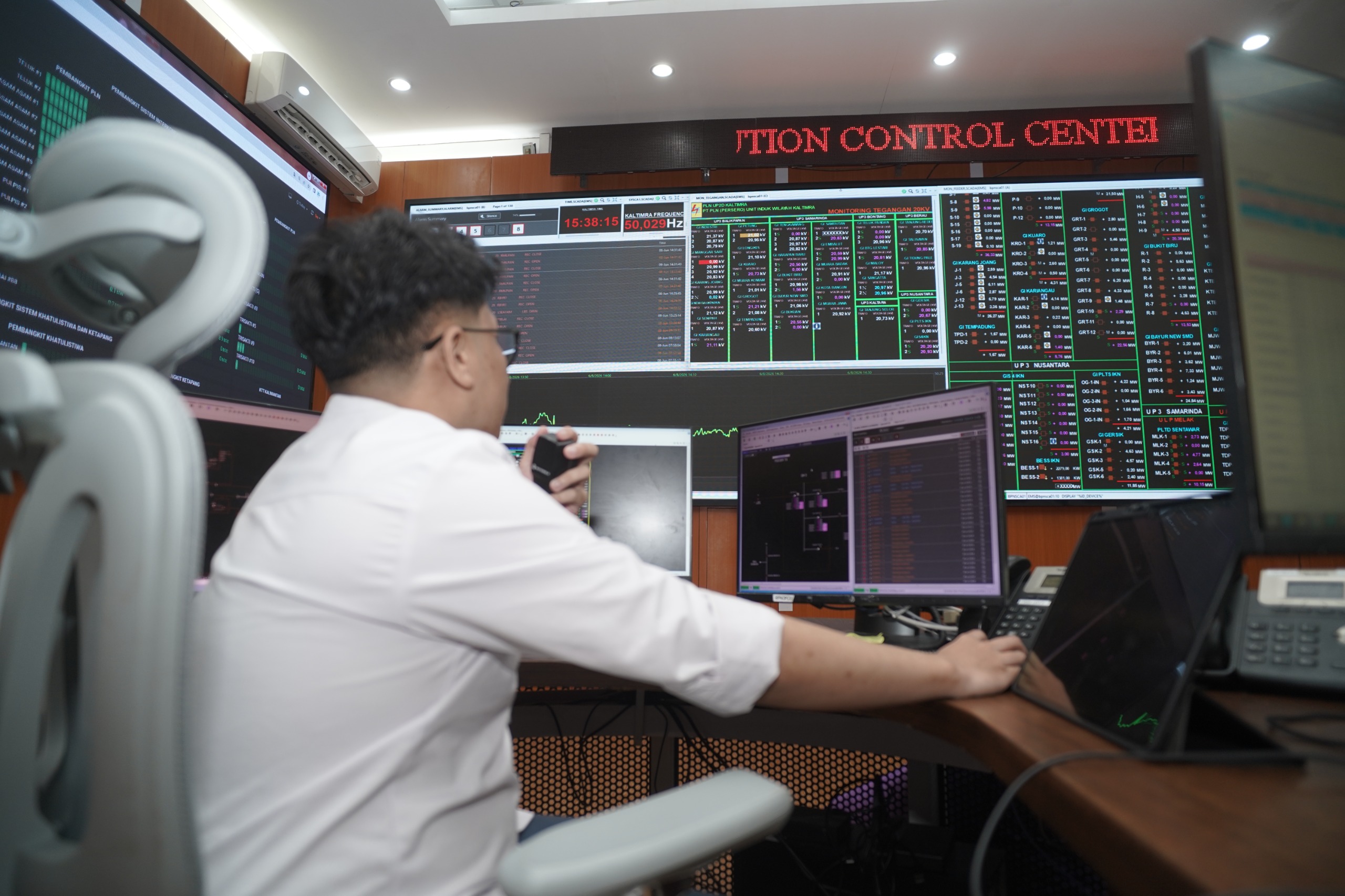 Petugas PLN memantau Sistem Interkoneksi Kalimantan dari ruang kontrol untuk memastikan pasokan listrik di Kalimantan Timur dan Kalimantan Utara kembali normal.