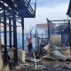 Petugas Disdamkarmat Berau melakukan proses pendinginan setelah kebakaran menghanguskan bangunan di Gang Gunung Panjang, Tanjung Redeb.