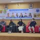 Narasumber berdiskusi dalam kegiatan Diskusi Literasi Hari Pustakawan Nasional di Perpustakaan Kota Samarinda yang membahas peran perpustakaan di era digital.