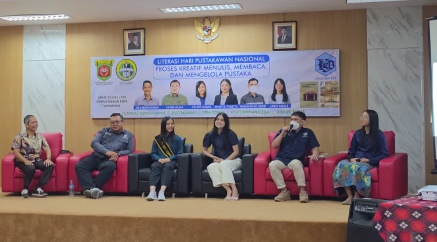 Narasumber berdiskusi dalam kegiatan Diskusi Literasi Hari Pustakawan Nasional di Perpustakaan Kota Samarinda yang membahas peran perpustakaan di era digital.
