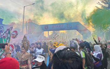 Peserta jalan sehat memadati kawasan start HUT ke-68 Kodam VI/Mulawarman di Markas Kodam VI/Mulawarman, Balikpapan.