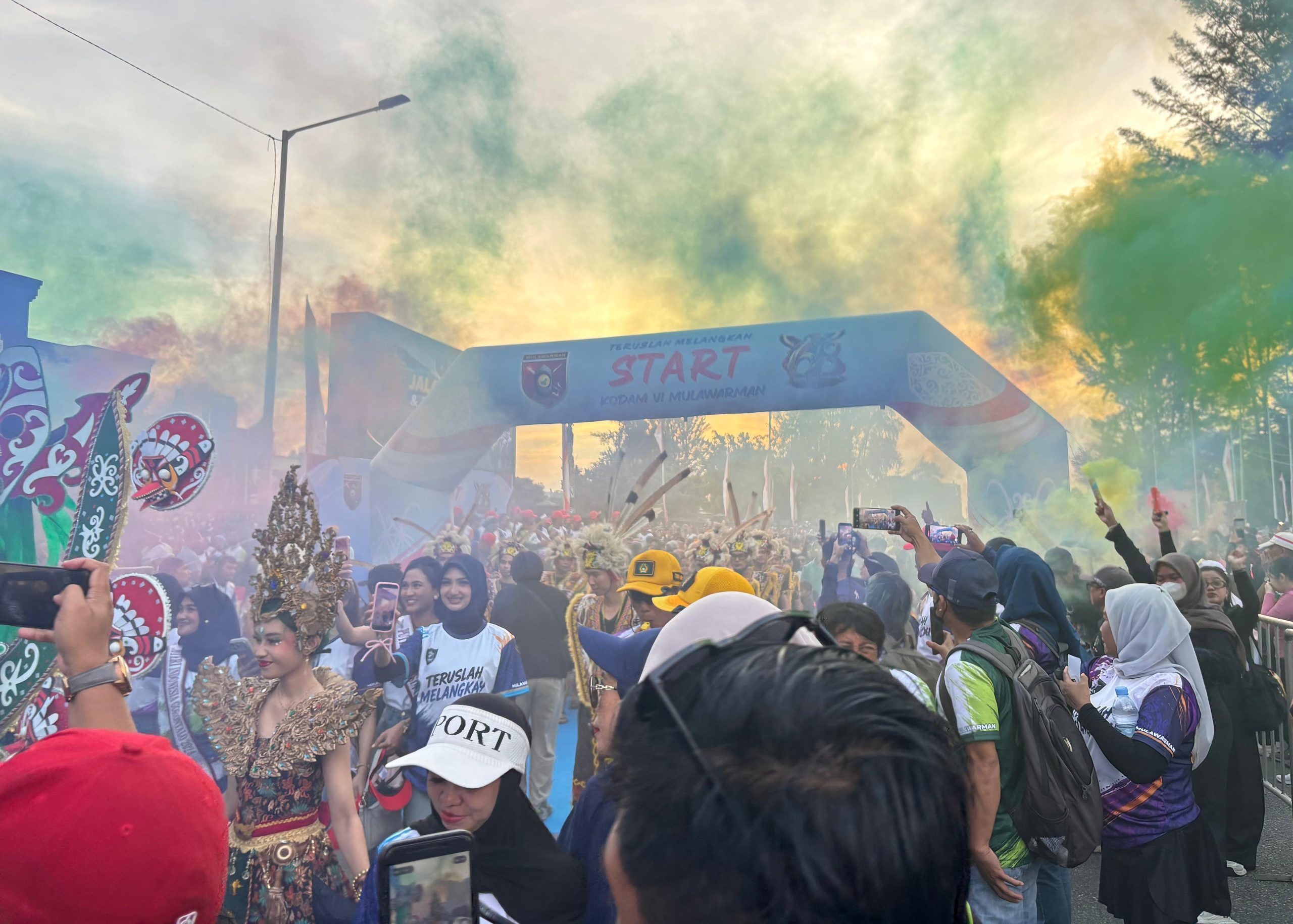 Peserta jalan sehat memadati kawasan start HUT ke-68 Kodam VI/Mulawarman di Markas Kodam VI/Mulawarman, Balikpapan.