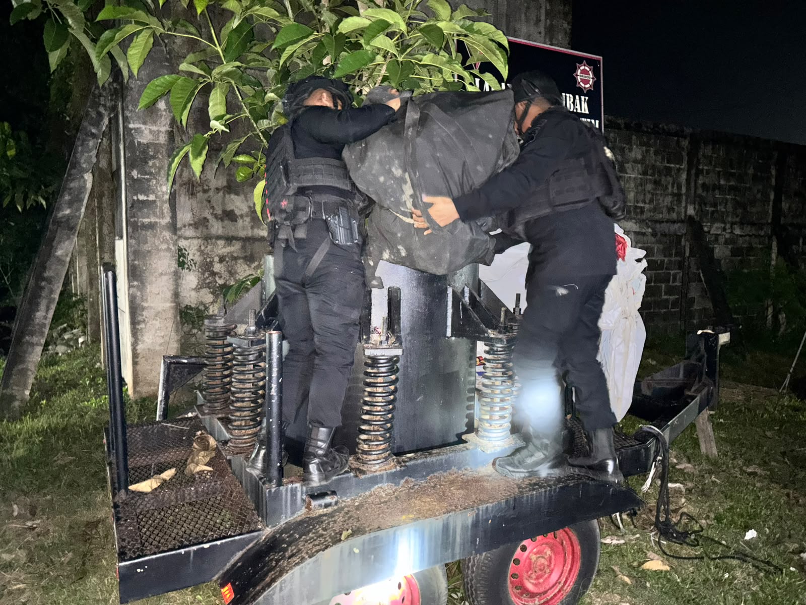 Tim Jibom Detasemen Gegana Satbrimob Polda Kaltim mengevakuasi proyektil bom aktif sisa Perang Dunia II di Gunung Sari Ilir, Balikpapan.