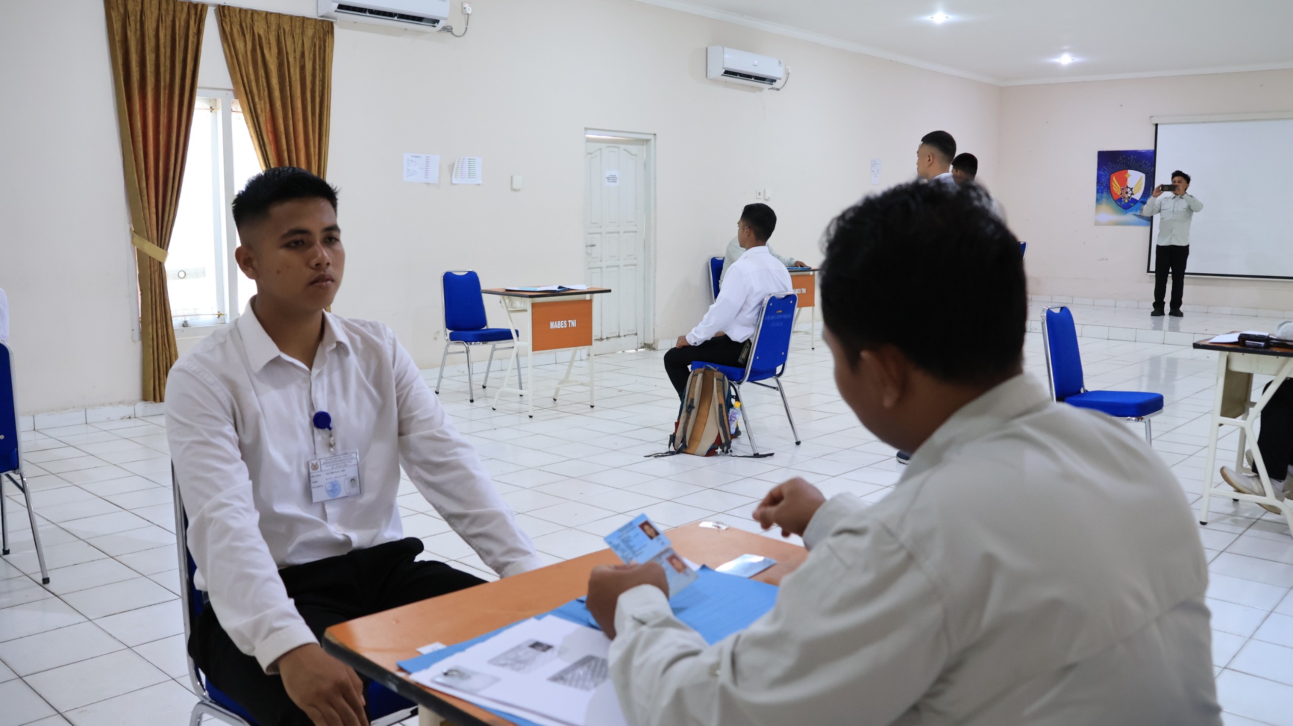 Calon siswa Bintara PK TNI AU Gelombang I TA 2026 mengikuti tes mental ideologi dan wawancara di Staf Intel Lanud Dhomber, Balikpapan.