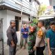 Petugas kepolisian bersama Babinsa berada di lokasi penemuan pria meninggal dunia di sebuah rumah indekos di Kelurahan Damai, Balikpapan.